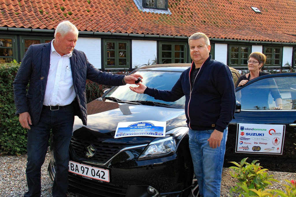 Fra venstre Sydhavsrallyets løbslederassistent og afviklingsleder Flemming Sarka, Carsten Pedersen, Nysted, og Marianne Ovesen, The Cottage, Nysted, ved afleveringen af præmiebilen, en Suzuki Baleno fra Anders Lysen Biler i Sorø
(Foto: POULSFOTO)